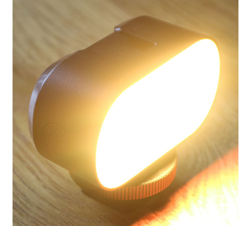 Накамерный свет ST15RGB с девятью цветовыми режимами, встроенным аккумулятором и креплениями на винт ¼ и холодный башмак