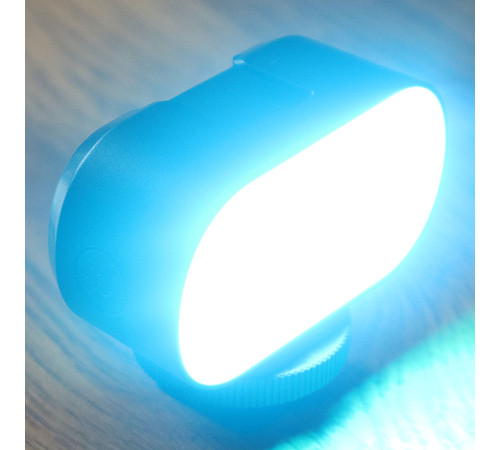 Накамерный свет ST15RGB с девятью цветовыми режимами, встроенным аккумулятором и креплениями на винт ¼ и холодный башмак