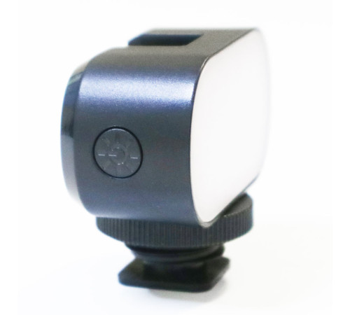 Накамерный свет ST15RGB с девятью цветовыми режимами, встроенным аккумулятором и креплениями на винт ¼ и холодный башмак