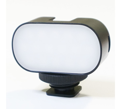 Накамерный свет ST15RGB с девятью цветовыми режимами, встроенным аккумулятором и креплениями на винт ¼ и холодный башмак