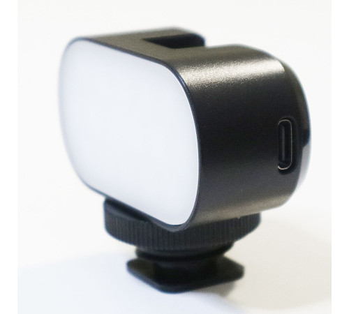 Накамерный свет ST15RGB с девятью цветовыми режимами, встроенным аккумулятором и креплениями на винт ¼ и холодный башмак
