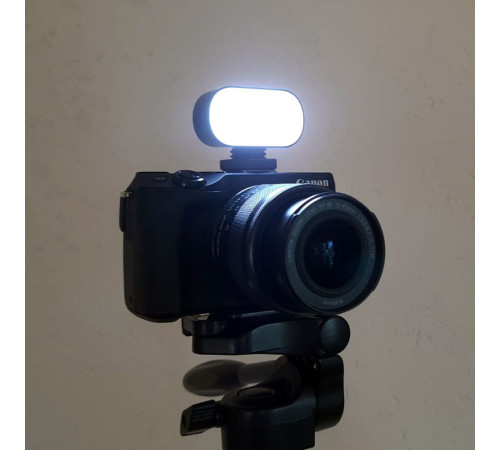 Накамерный свет ST15RGB с девятью цветовыми режимами, встроенным аккумулятором и креплениями на винт ¼ и холодный башмак