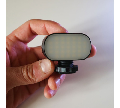 Накамерный свет ST15RGB с девятью цветовыми режимами, встроенным аккумулятором и креплениями на винт ¼ и холодный башмак